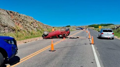 Accidente fatal: una mujer se quedó dormida mientras manejaba, volcó y murió