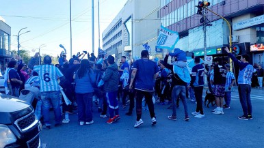 Los hinchas de Racing festejan en el centro de Río Gallegos la obtención de la Sudamericana, luego de 36 años sin títulos internacionales 