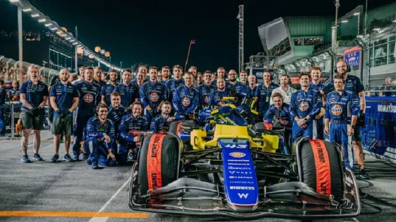 El equipo Williams en pleno. Trabajaron duro sobre el auto de Franco Colapinto para que largue el GP de Las Vegas.