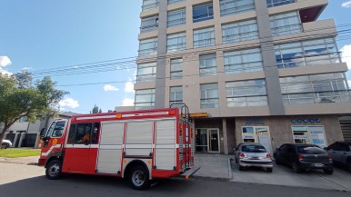 Río Gallegos: bomberos rescatan a un bebé encerrado en un departamento