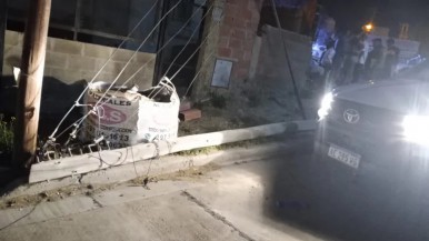 Conductor ebrio choca paredón, quiere escapar y voltea poste de luz