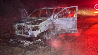 Viajaba hacia Comodoro con su bebé y se les prendió fuego la camioneta en la ruta