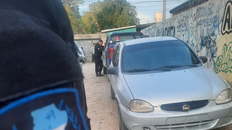 Irrumpieron a su casa en un barrio de Santa Cruz, le apuntaron con el arma para robarle un celular y sus amigos la defendieron 