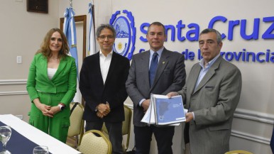 La entrega de los informes se realizó en Casa de Gobierno de Santa Cruz 