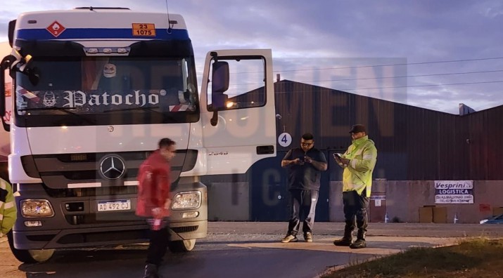 Susto: automvil choc contra un camin transportador de gas