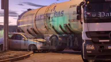 Susto: automóvil chocó contra un camión transportador de gas