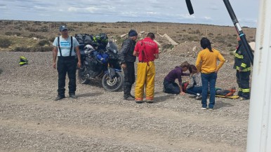 Santa Cruz: dos turistas chilenos iban en una moto por la Ruta 40, perdieron el control y terminaron en el hospital  