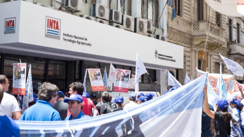 Gremio del INTA moviliza tras el anuncio de ajuste en el organismo y el despido de 227 trabajadores