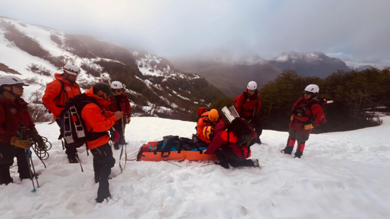 Entre la nieve y tras ms de 11 horas: rescataron a un turista espaol en un cerro patagnico 