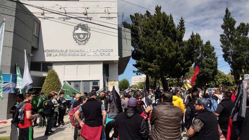 Reclamo de sindicatos ayer afuera de la legislatura- (Foto: ATE Santa Cruz)