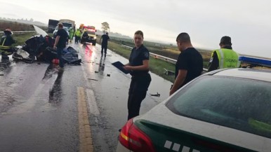 Un hombre y su hijo murieron mientras perseguían la ambulancia que trasladaba a la madre de la familia para dar a luz