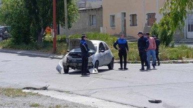 Fuerte choque en Río Gallegos: una mujer fue llevada al Hospital Regional por un corte en la cabeza  