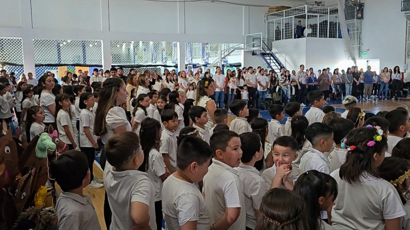 Ms de 300 chicos que concurren a la institucin educativa realizaron una exposicin de los aprendizajes.