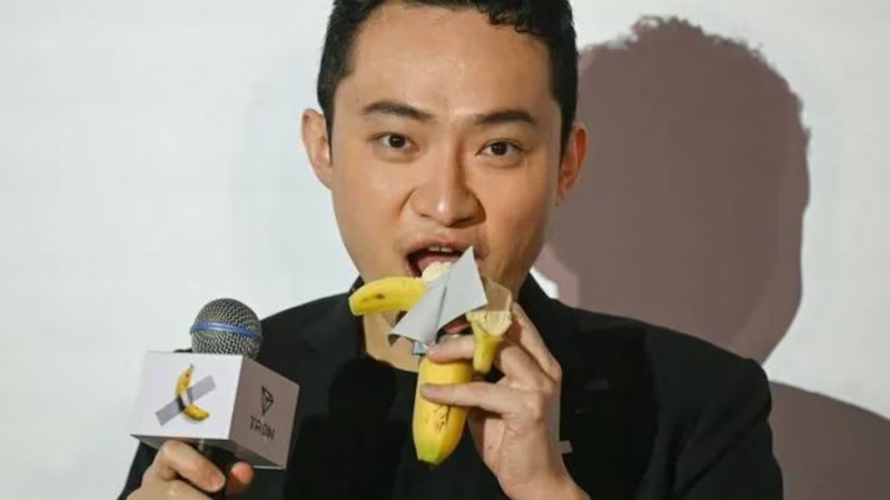 Magnate chino se comi una banana valuada en 6 millones de dlares