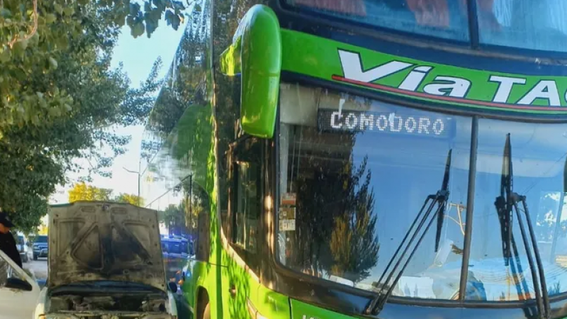 En estado de ebriedad choc contra un colectivo en una localidad patagnica 