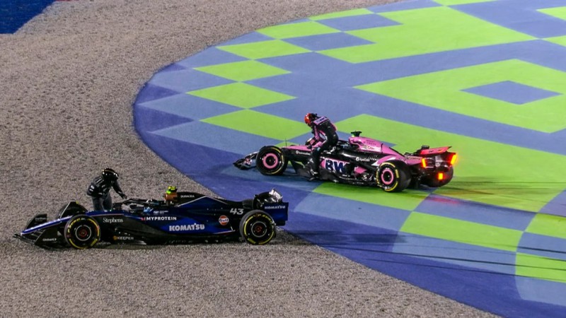 Colapinto choc en la primera curva del Gran Premio de Qatar y termin su participacin en la carrera