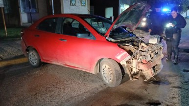 Santa Cruz: perdió el control de su auto, chocó contra un poste de luz, quedó atrapado y debieron rescatarlo