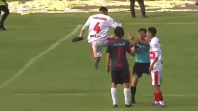 Vídeo: un jugador de Santa Cruz le tiró una patada voladora al árbitro en el Regional y fue viral  