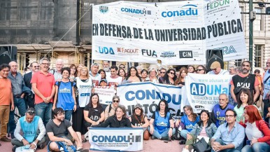 Los trabajadores docentes y no docentes continúan con el reclamo salarial 