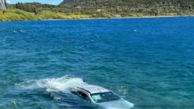 El auto terminó sumergido 