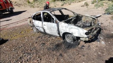 Una locura: retiró el auto del taller y se le prendió fuego