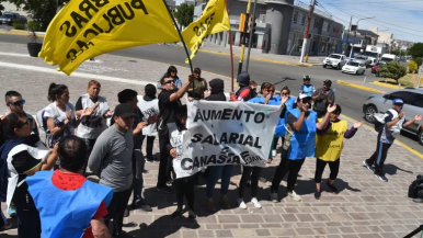 Los trabajadores municipales de Caleta Olivia se manifestaron 