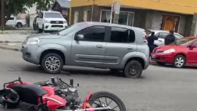 Otro choque en Río Gallegos entre un auto y una moto, con trasladado al hospital 