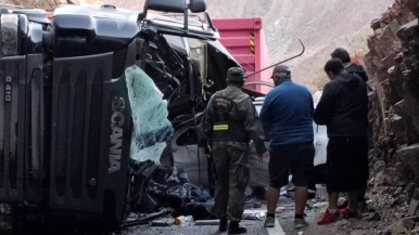 Un camión derrapó, perdió el control y volcó sobre un auto: un muerto 