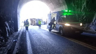 Un camión volcó el acoplado sobre un auto en la ruta y hay un fallecido 