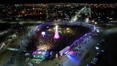 Los vecinos acompañaron el encendido del árbol 