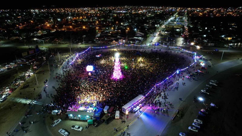 Encendieron el arbolito de Navidad de Ro Gallegos en la Rotonda Samor 