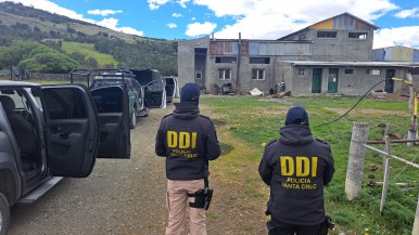 Operativo en Santa Cruz: un empleado judicial y dos policías implicados en la venta de armas, con cinco allanamientos y seis detenidos   