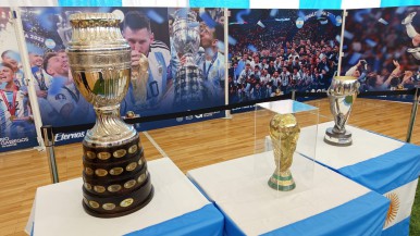 Río Gallegos: ya se exhibe la Copa del Mundo, la Copa América y la Finalissima  