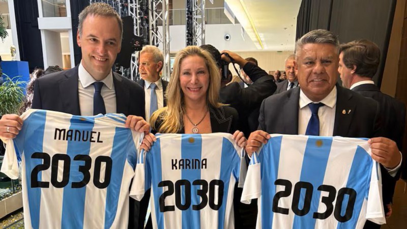 Manuel Adorni, Karina Milei y Claudio "Chiqui" Tapia posan con la camiseta de la Seleccin. 