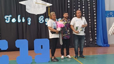 Conmovedor homenaje a Brianna Matulich en el acto de egreso del Secundario N°19