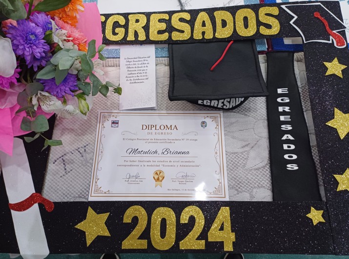 Conmovedor homenaje a Brianna Matulich en el acto de egreso del Secundario N19