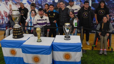 Los vecinos pudieron ver las copas y fotografiarse con ellas 