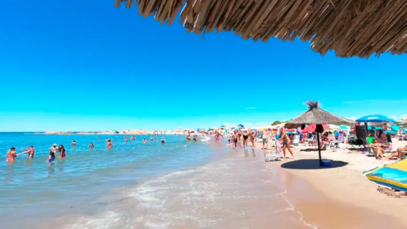 Las Grutas: cmo es Piedras Coloradas, una playa que es una opcin a 5 km del centro 