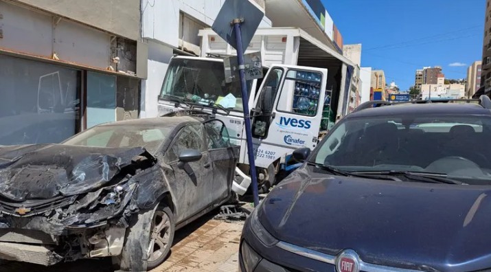 Impresionante accidente en la Patagonia: siete autos,  al menos un herido y la intervencin de Bomberos