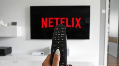 Adiós al contenido bloqueado: cómo ver el catálogo global de Netflix y Disney+ en tu televisor