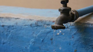 Santa Cruz: vecinos sin agua desde hace días y con 25° de temperatura 