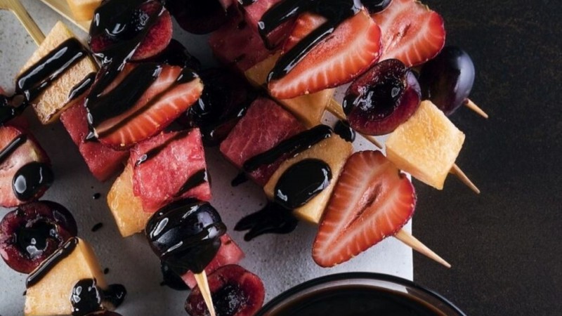 Idea fresca y colorida para las fiestas: brochettes de frutas 