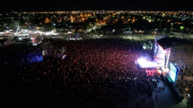 Con sus éxitos, Amar Azul cerró la segunda noche del Festival Río Gallegos 