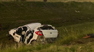 Trágico accidente en Córdoba: mueren dos chicos de 19 años tras chocar un poste