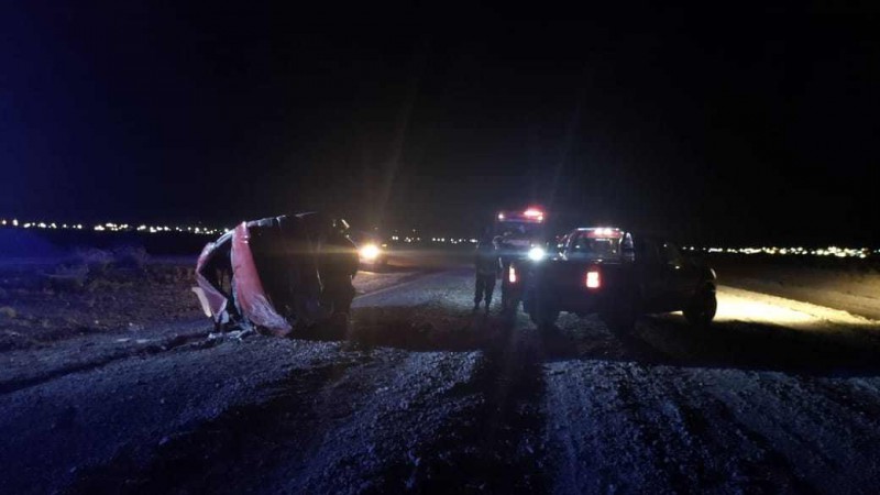 Volc un auto cerca de una localidad de Santa Cruz y sus ocupantes debieron ser asistidos