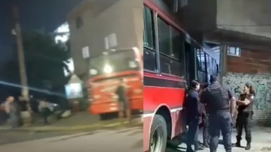 Un chofer se resistió a un robo e incrustó el colectivo contra una casa: los pasajeros detuvieron al ladrón