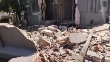 Derrumbe en un comercio por la explosión de un caño de agua