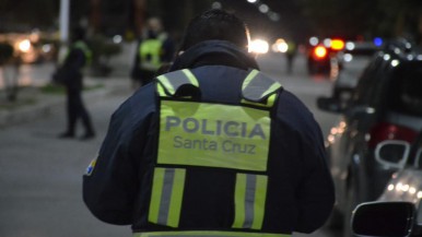 Santa Cruz: encontró a un hombre en el patio de su casa, fue amenazado, llamó a la policía y lo detuvieron junto a una mujer