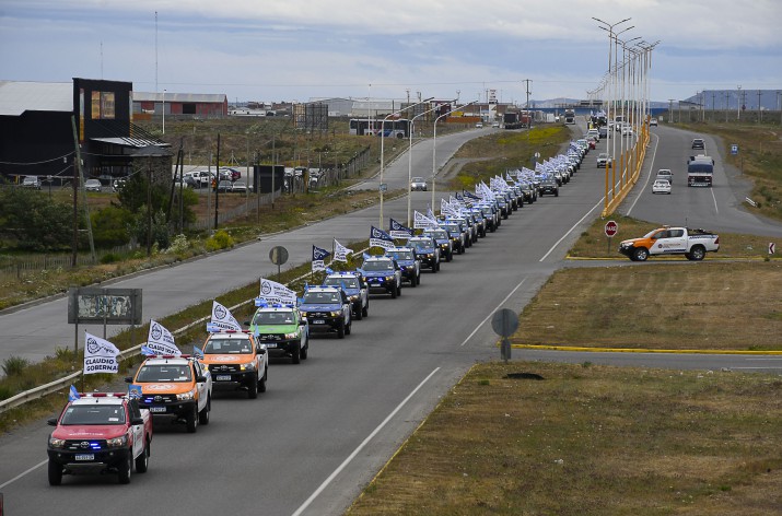 Presentaron nuevas maquinarias para organismos provinciales y realizaron una caravana en Ro Gallegos  