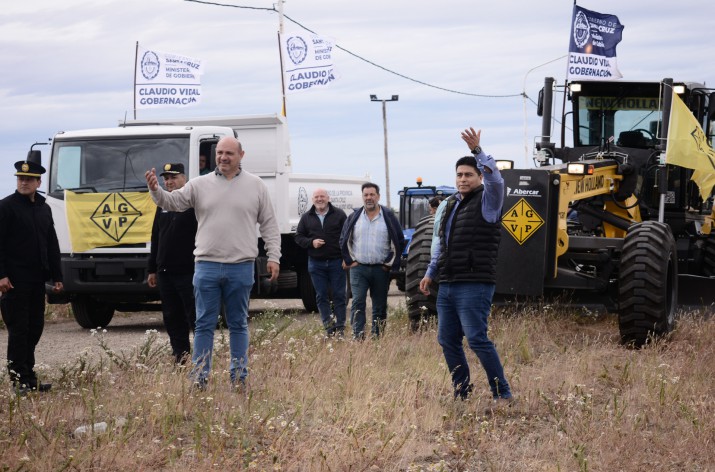 Presentaron nuevas maquinarias para organismos provinciales y realizaron una caravana en Ro Gallegos  